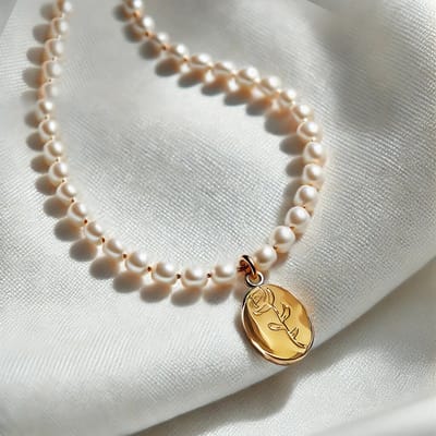 Xuternity® Floral Grace - Aurora Pearl Serie - Elegant Floral Parelketting- Natuurlijke parels - goud ketting - Parelcollier - parel ketting - sieraden - Bijoux - cadeau - cadeau haar - Valentijnscadeaus - verjaardagscadeau - kerstcadeau