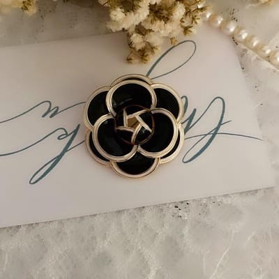 Franse Ontwerpsgevoel Camelia Kleurcombinatie Retro Broche Persoonlijkheid Eenvoudig Temperament Sfeer Corsage Trend zwart