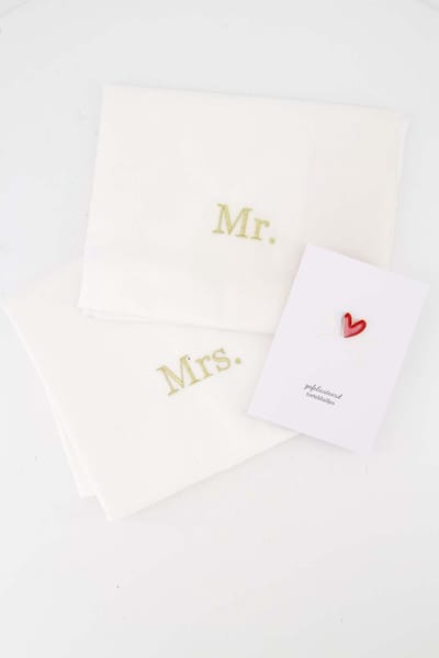 Zusss Set Van 2 Kussenslopen Mr & Mrs En Ansichtkaart Magneet 'Gefeliciteerd Tortelduifjes' - Verjaardag - Cadeau Dames 100% Katoen White / Gold