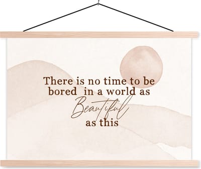Posterhanger incl. Poster 90x60 cm - Schoolplaat - Spreuken - Quotes - There is no time to be bored in a world as beautiful as this - Reizen - Textielposter - Blanke latten