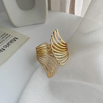 Elegant, Klassiek en Modieus Retro Pauwenvleugels Armband Overdreven Holle Vleugels Open Gouden Armband