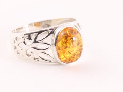 Opengewerkte zilveren ring met amber - maat 17