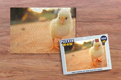 Puzzel Baby kuiken op een houten tafel - Legpuzzel - Puzzel 500 stukjes