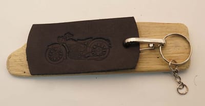 Leren sleutelhanger motor in het donker blauw - biker sleutelhanger - motorrijder sleutelhanger - lederen sleutelhangers - bikers keyring - leather keyring - motorcylce sleutelhanger - stoere sleutelhangers - motorcycles sleutelhanger
