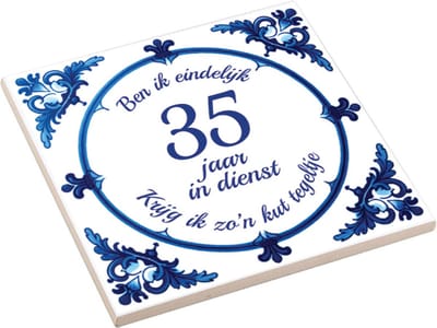 Spreuktegel met tekst " Ben ik eindelijk 35 jaar in dienst, krijg ik zo'n kut tegeltje" Werkjubileum - Cadeau voor Collega - Werknemer cadeau - Tegel met Tekst - Grappig Cadeau Collega