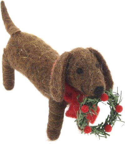 Meander |  Hond met sjaal en kerstkrans | vilt | 17x4x8cm | kerstdecoratie
