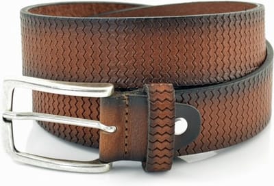 COGNAC 3,5CM BREDE RIEM GEMAAKT VAN SOEPEL ITALIAANS LEER MET GOLF PATROON EN DONKERE ZIJKANTEN. MAAT 85