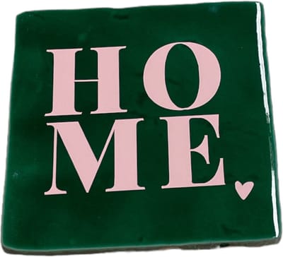 Hippe tegeltje met tekst: Home | Dennengroen met pastel roze | Gepersonaliseerde cadeau | Hippe Spreuktegel | Nieuwe woning cadeau | Housewarming cadeau