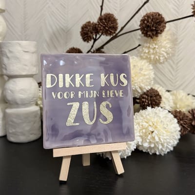 Hartjespost | Tegeltje Dikke kus voor mijn lieve zus paars, goud | tegeltjes met tekst | spreuktegel | tegeltjeswijsheden | zussen | zusje | familie | liefde | Zus cadeau | Cadeau voor zus | Zus cadeautjes | verjaardag | kado om te geven | 10x10