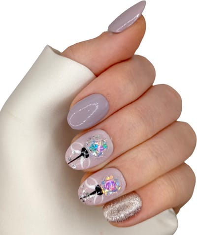 SD Press on Nails - No. 63 Christmas Ball - Plaknagels met nagellijm - XS Almond - Nude - Kerstbal 3D - Glitter - Set 20 Nagels - Handmade - Korte Nageltips - Kunstnagels - Nail Art - Kerstnagels - Accessoires Feestdagen