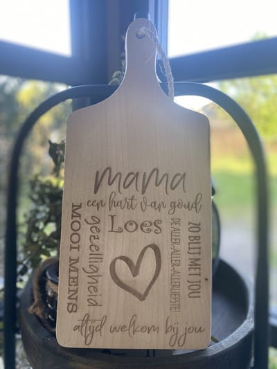 Creaties van Hier - serveerplankje - mama - gepersonaliseerd cadeau - 35 cm - hout - moederdag cadeautje