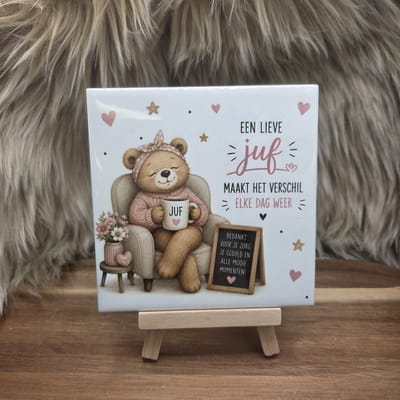 Wenstegeltje "Een lieve juf maakt het verschil elke dag weer" – Woondecoratie – Spreuktegel – Trendy nu – Afscheid school, Juf – Decoratie – Zomaar – Decoratief Tegeltje met Standaard – Cadeau Idee