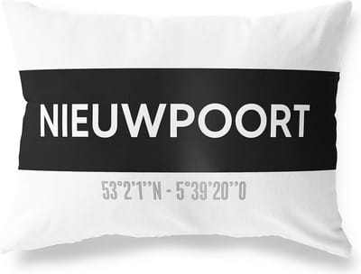 Tuinkussen NIEUWPOORT - ZUID-HOLLAND met coördinaten - Buitenkussen - Bootkussen - Weerbestendig - Jouw Plaats - Studio216 - Modern - Zwart-Wit - 50x30cm