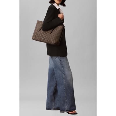 Calvin Klein Emblem Aop Jacquard Tote Lotus Beige/black Aop Jacquard Größe: OS | Handtaschen Outlet | Damen | Braun