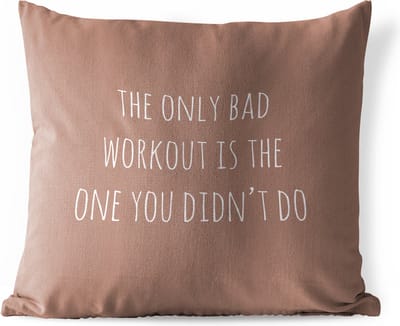 Buitenkussen - Engelse quote "The only bad workout is the one you didn't do" tegen een bruine achtergrond - 45x45 cm - Weerbestendig