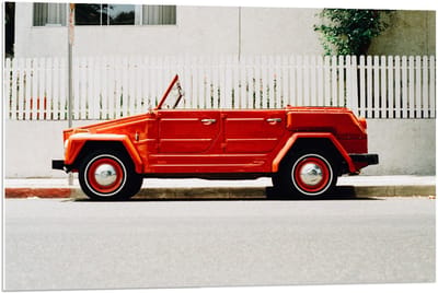 Forex - Rode Auto in Straat  - 90x60cm Foto op Forex