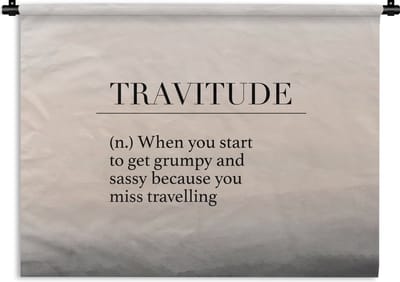 Wandkleed - Wanddoek - Spreuken - Quotes - When you start to get grumpy and sassy because you miss travelling - Travitude - 120x90 cm - Wandtapijt