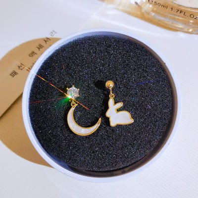 Japanse en Koreaanse Schattige Konijn Maan Oorbellen Cartoon Asymmetrische Oorbellen JK Meisje Zoete Accessoires Zirkonia Oorbellen white