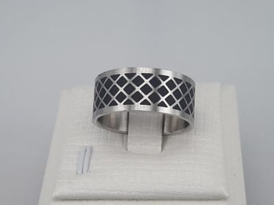 RVS - 10mm - brede - heren - ringen maat 19 - zilverkleurig met zwart ruiten motief.