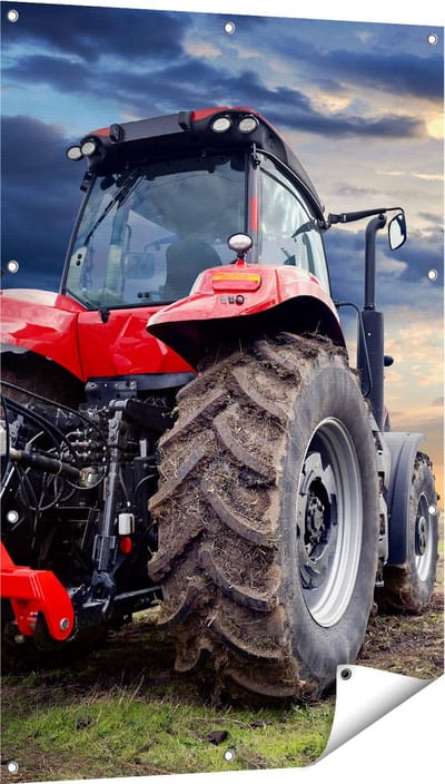 Gards Tuinposter Rode Tractor bij Zonsondergang - Trekker - 80x120 cm - Tuindoek - Tuindecoratie - Wanddecoratie buiten - Tuinschilderij