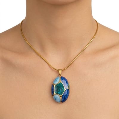 Goudkleurige ketting voor dames met groot ovaal hanger in blauwgroene tinten – Ketting met hanger in abstract design