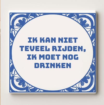 Grappig Nederlands Tegeltje “Ik kan niet teveel rijden, ik moet nog drinken” – Blauw-Wit Keramisch Wandtegel 15x15cm – Humoristisch Bar of Keuken Decoratie Cadeau