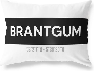 Tuinkussen BRANTGUM - FRIESLAND met coördinaten - Buitenkussen - Bootkussen - Weerbestendig - Jouw Plaats - Studio216 - Modern - Zwart-Wit - 50x30cm