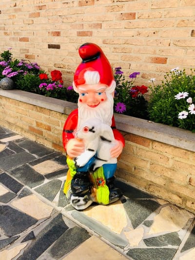 Kabouter konijn vast wit 75 cm hoog - polyester - polyresin - polystone - tuinkabouter - hoogkwalitatieve kunststof - decoratiefiguur - interieur - accessoire - voor binnen - cadeau - geschenk - tuinfiguur - tuinbeeldje - tuindecoratie