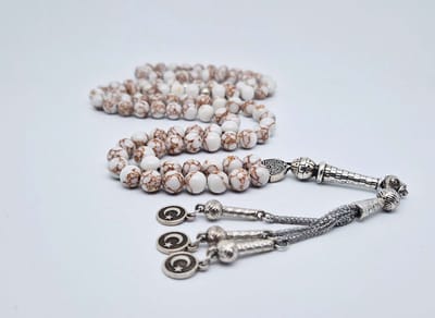 Handgemaakte tesbih "Tasbih" natuursteen "Wit howliet gesponnen goud" - Aantal kralen 99 - Diameter kralen 8MM - met metaal tassel "Vlag van Turkije" - Een mooi cadeau-idee
