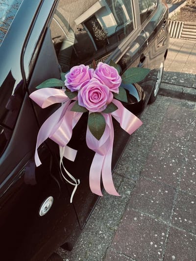 AUTODECO.NL - MIA ROZE Trouwauto Versiering Roze Rozen met Linten 2 stuks - Bloemen op de Auto Bruiloft - Buitenspiegels Decoratie - Trouwerij/ Huwelijk/Bruiloft Decoratie/ Versiering Spiegel Auto/ Autoversiering voor Volgauto's