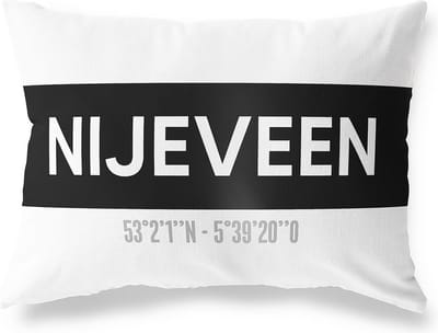 Tuinkussen NIJEVEEN - DRENTHE met coördinaten - Buitenkussen - Bootkussen - Weerbestendig - Jouw Plaats - Studio216 - Modern - Zwart-Wit - 50x30cm