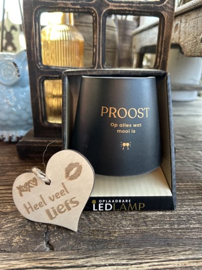 Creaties van Hier – Oplaadbare Led Tafellamp Proost met houten hartje – 13,5 cm – mat zwart met goude bedrukking