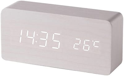QTTVBTNA -Digitale wekker, houten design, elektronisch led-display, tijd- en datumweergave, temperatuur- en vochtigheidsmeting, 3 alarminstellingen, 3 helderheidsniveaus, geschikt voor thuis, slaapkamer, kantoor en op reis - Wit