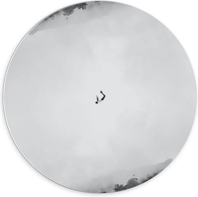 Forex Wandcirkel - Vliegende Man (zwart/wit) - 70x70cm Foto op Wandcirkel (met ophangsysteem)