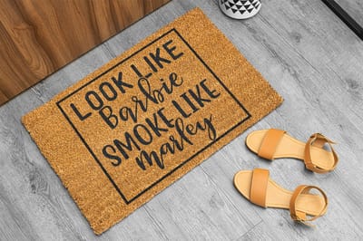 Look Like Barbie, Smoke Like Marley | 90x60 cm | Trendy & Speels Deurmat | Grappig Cadeau | Stijlvolle Ingangsmat | Perfect voor Binnenkomst | Must-Have Home Decor | Cadeau voor vrienden