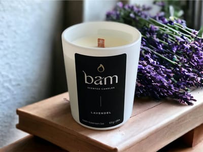 BAM LAVENDEL geurkaars met houten wiek in een wit potje - 25 branduren (65g) - cadeautip - geschenk - vegan