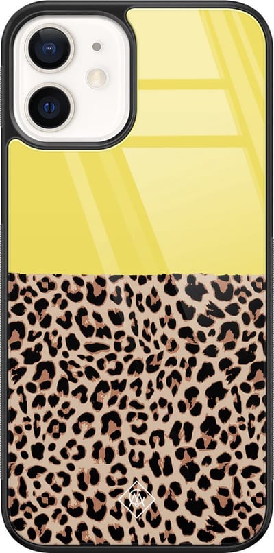 Casimoda® hoesje - Geschikt voor iPhone 12 - Luipaard Geel - Luxe Hard Case Zwart - Backcover telefoonhoesje - Geel