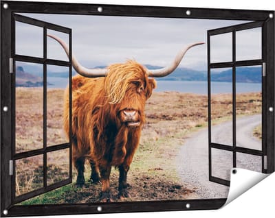 Gards Tuinposter Doorkijk Schotse Hooglander Koe op de Weg - 120x80 cm - Tuindoek - Tuindecoratie - Wanddecoratie buiten - Tuinschilderij