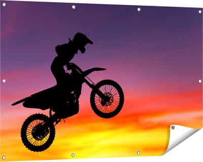 Gards Tuinposter Silhouet van een Motorcross in de Lucht - 120x80 cm - Tuindoek - Tuindecoratie - Wanddecoratie buiten - Tuinschilderij