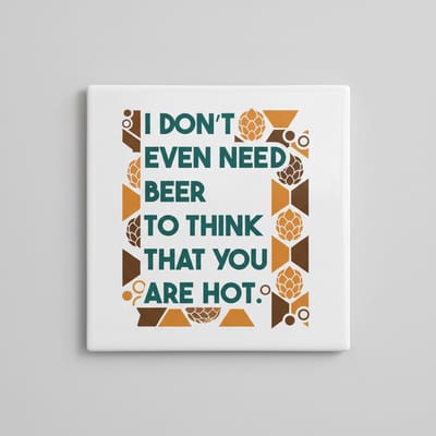 Grappige “I Don’t Even Need Beer to Think You’re Hot” Keramische Tegel – 15×15 cm Humor Cadeau & Woondecoratie