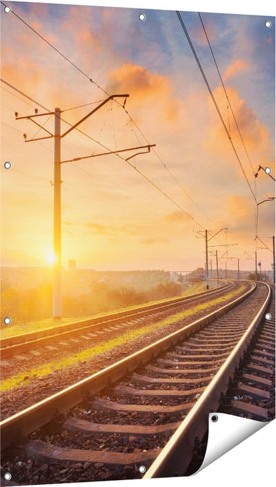 Gards Tuinposter Rails Spoorweg bij Zonsondergang - 80x120 cm - Tuindoek - Tuindecoratie - Wanddecoratie buiten - Tuinschilderij