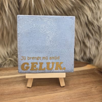 Robuust Wenstegeltje “Jij brengt mij altijd geluk” – Lief Cadeau tegeltje – Trendy nu – Valentijn – Vriend(in) – Familie – Gezin – Zomaar – Cadeau – Incl standaard
