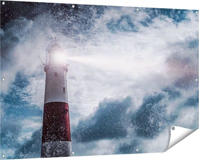 Gards Tuinposter Vuurtoren tijdens de Regen Storm - 150x100 cm - Tuindoek - Tuindecoratie - Wanddecoratie buiten - Tuinschilderij