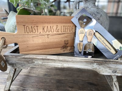 Serveerplank 34,5 cm Toast, kaas & liefde + kaasmesjes een kaaslover en een levensgenieter + kaasschaaf echte levensgenieter - Valentijnsdag - vriendschap - kaasplankje