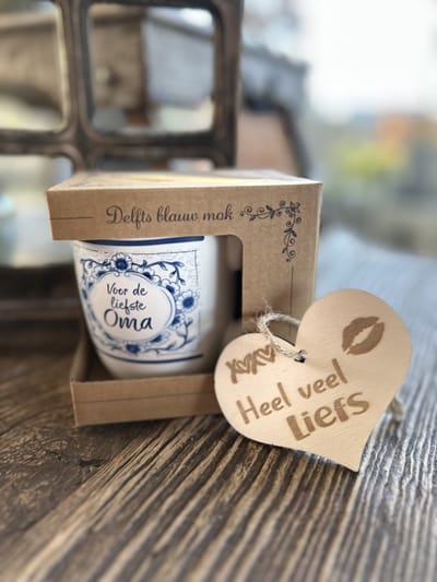 Creaties van Hier – Delfts blauwe mok Oma houten hartje – 10,5 cm – Keramiek