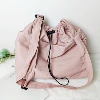 Nieuwe veelzijdige schoudertas met grote capaciteit voor de zomer van vrouwen, populaire lichtgewicht schoudertas en crossbodytas, minimalistische handtas beige