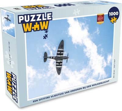 Puzzel Een spitfire vliegtuig van onderen bij een wolkenlucht - Legpuzzel - Puzzel 1000 stukjes volwassenen