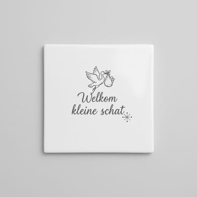 Welkom Kleine Schat – Geboorte Aankondiging Keramische Tegel 15 × 15 cm | Ooievaar Design Kinderkamer Woondecoratie Cadeau