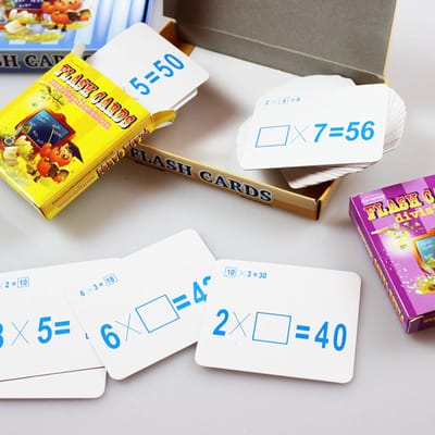 Decopatent - Flashcards SET - Ik leer Rekenen KEERSOMMEN (x) & DEELSOMMEN (:) - 70x Schrijfkaarten uitwisbaar Keer & Deel Sommen Leren - Met Stift - Groep 3/4/5 - Educatief Speelgoed 4/5/6/7/8 jaar - Oefenen en leren rekenen - Montessori Speelgoed