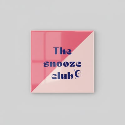 Keramische Tegel “The Snooze Club” – Moderne Quote Wanddecoratie voor Slaapliefhebbers – 15 x 15 cm